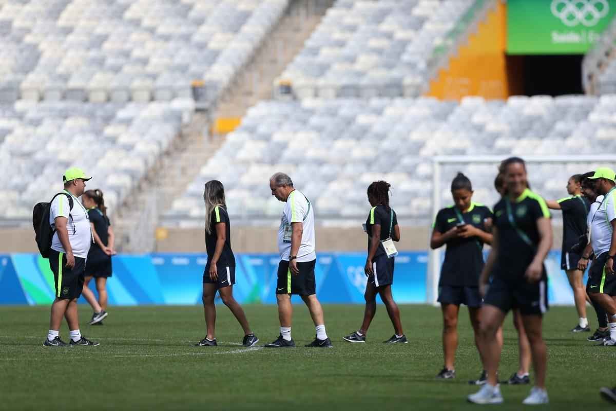 Jogadores do Brasil nunca atuaram no Mineiro e aproveitaram para tirar fotos e selfies