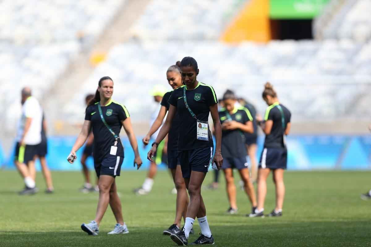 Jogadores do Brasil nunca atuaram no Mineiro e aproveitaram para tirar fotos e selfies