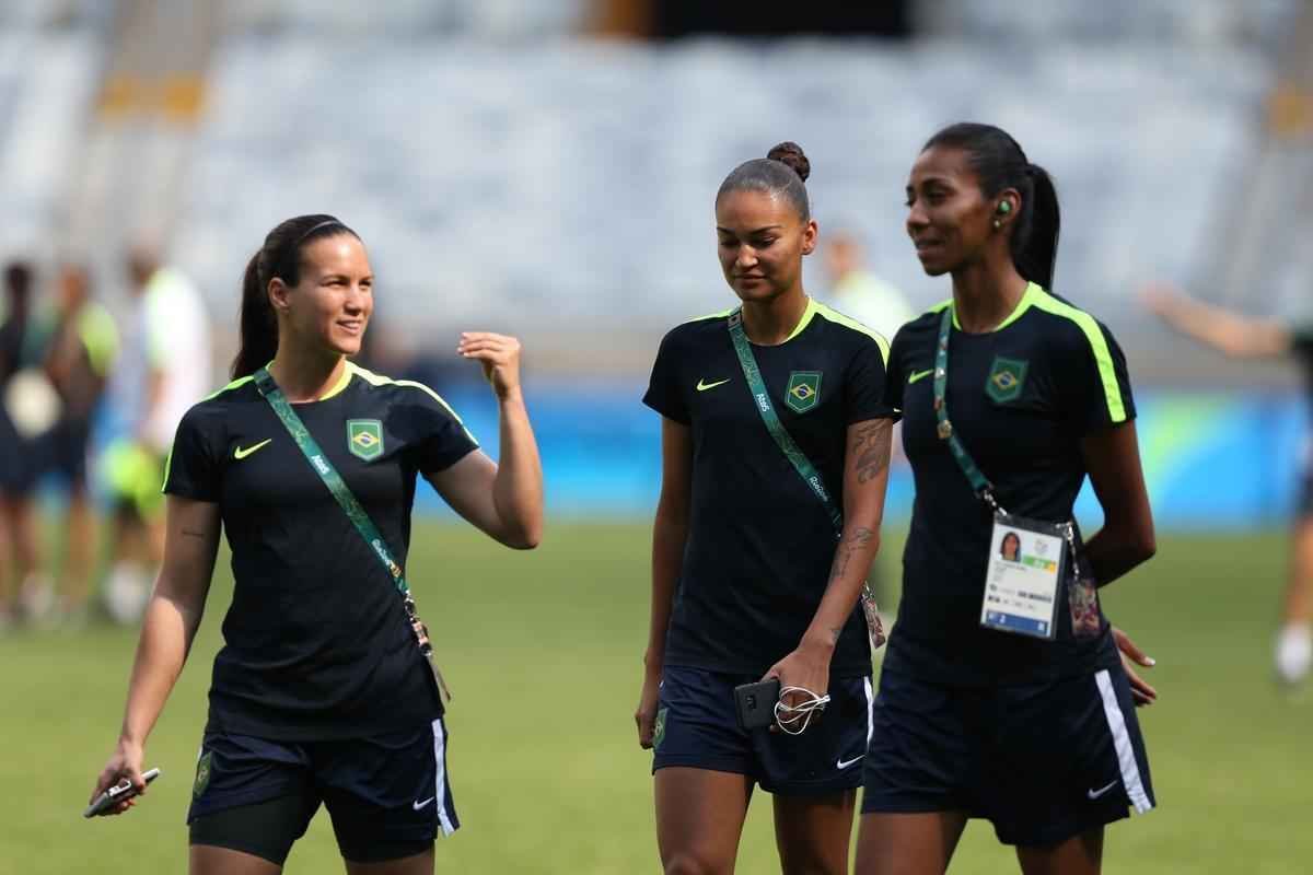 Jogadores do Brasil nunca atuaram no Mineiro e aproveitaram para tirar fotos e selfies
