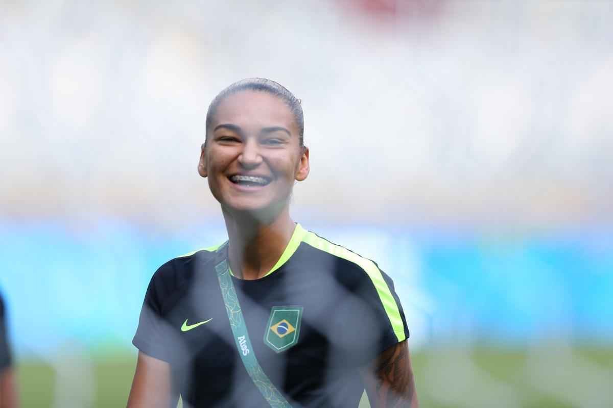 Jogadores do Brasil nunca atuaram no Mineiro e aproveitaram para tirar fotos e selfies