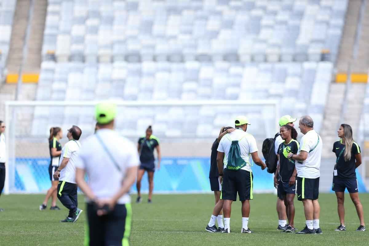 Jogadores do Brasil nunca atuaram no Mineiro e aproveitaram para tirar fotos e selfies