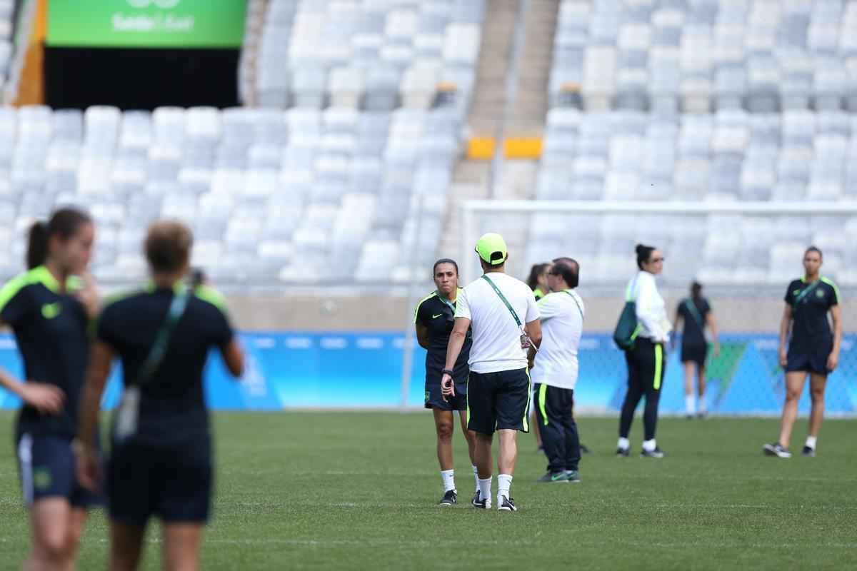 Jogadores do Brasil nunca atuaram no Mineiro e aproveitaram para tirar fotos e selfies