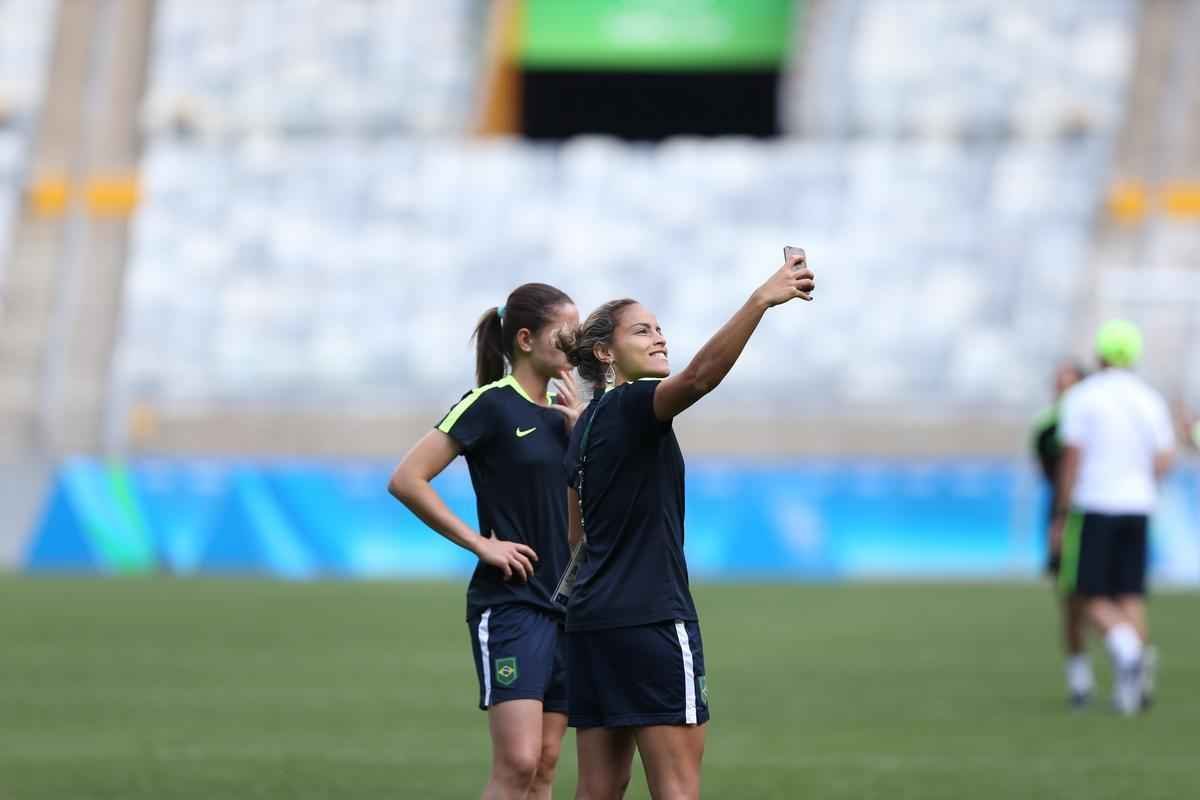 Jogadores do Brasil nunca atuaram no Mineiro e aproveitaram para tirar fotos e selfies