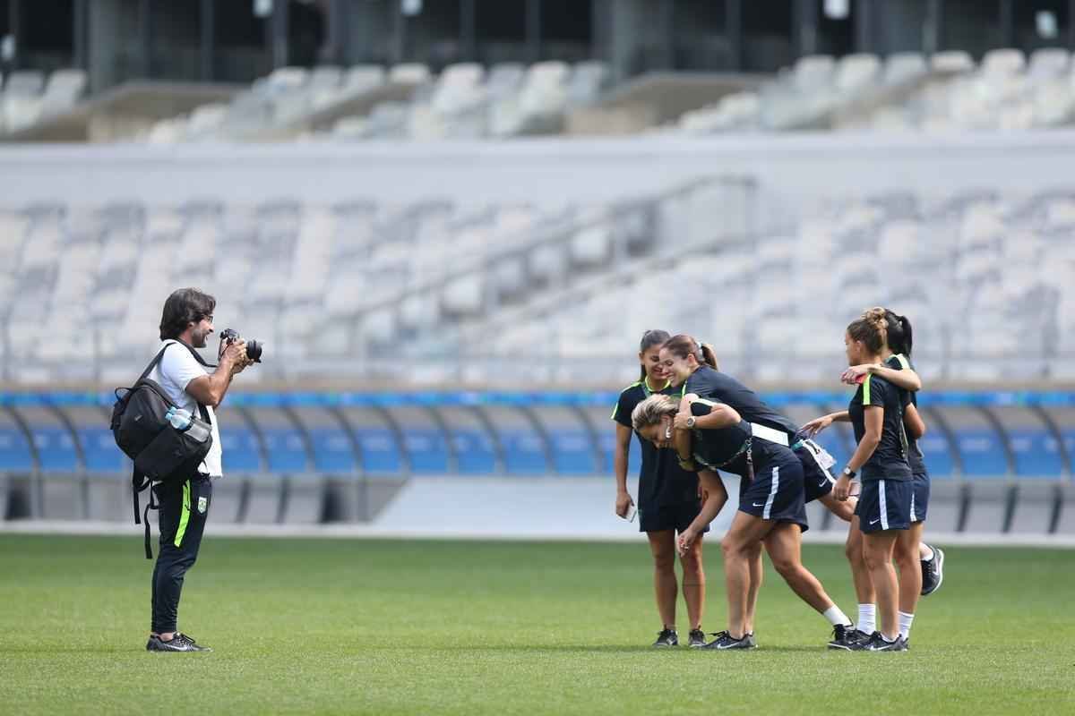 Jogadores do Brasil nunca atuaram no Mineiro e aproveitaram para tirar fotos e selfies