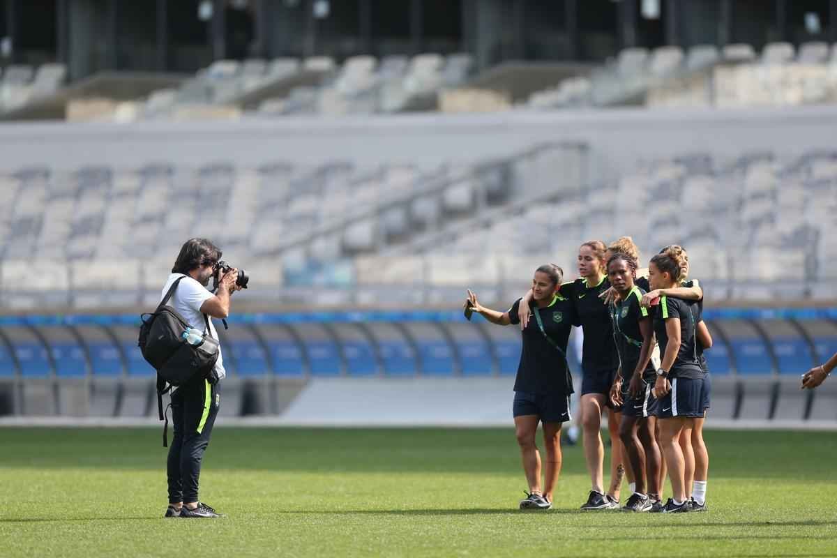 Jogadores do Brasil nunca atuaram no Mineiro e aproveitaram para tirar fotos e selfies