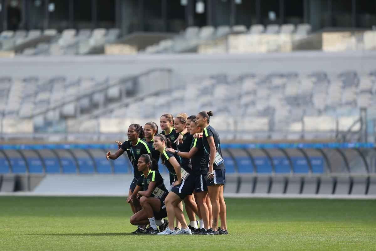 Jogadores do Brasil nunca atuaram no Mineiro e aproveitaram para tirar fotos e selfies