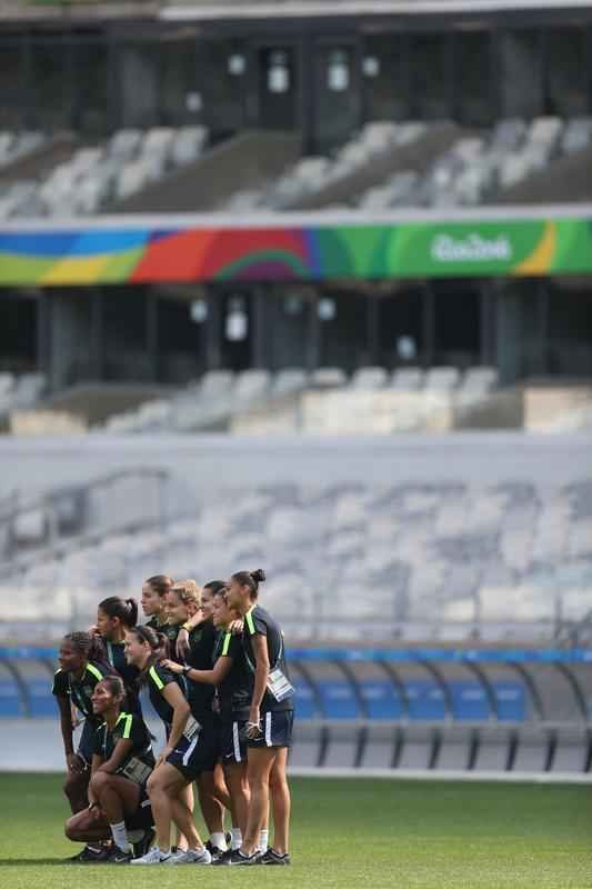 Jogadores do Brasil nunca atuaram no Mineiro e aproveitaram para tirar fotos e selfies