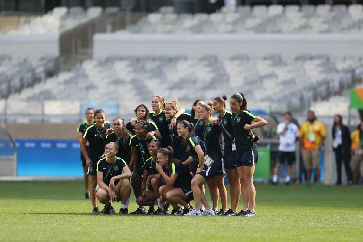 Jogadores do Brasil nunca atuaram no Mineiro e aproveitaram para tirar fotos e selfies