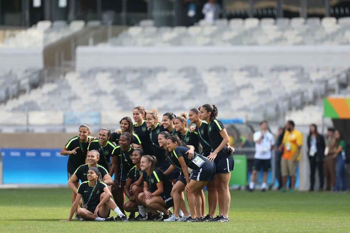 Jogadores do Brasil nunca atuaram no Mineiro e aproveitaram para tirar fotos e selfies
