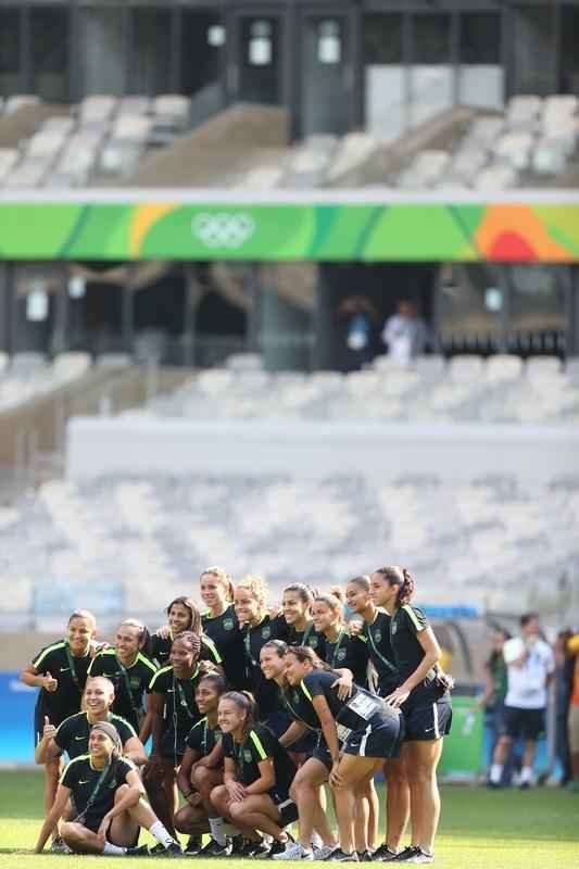 Jogadores do Brasil nunca atuaram no Mineiro e aproveitaram para tirar fotos e selfies