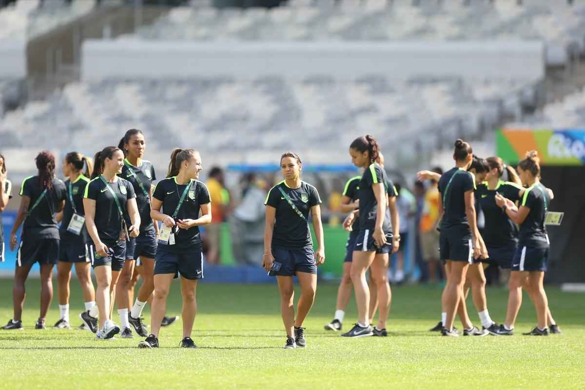 Jogadores do Brasil nunca atuaram no Mineiro e aproveitaram para tirar fotos e selfies