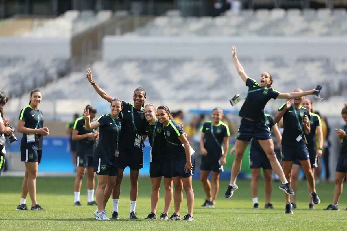 Jogadores do Brasil nunca atuaram no Mineiro e aproveitaram para tirar fotos e selfies