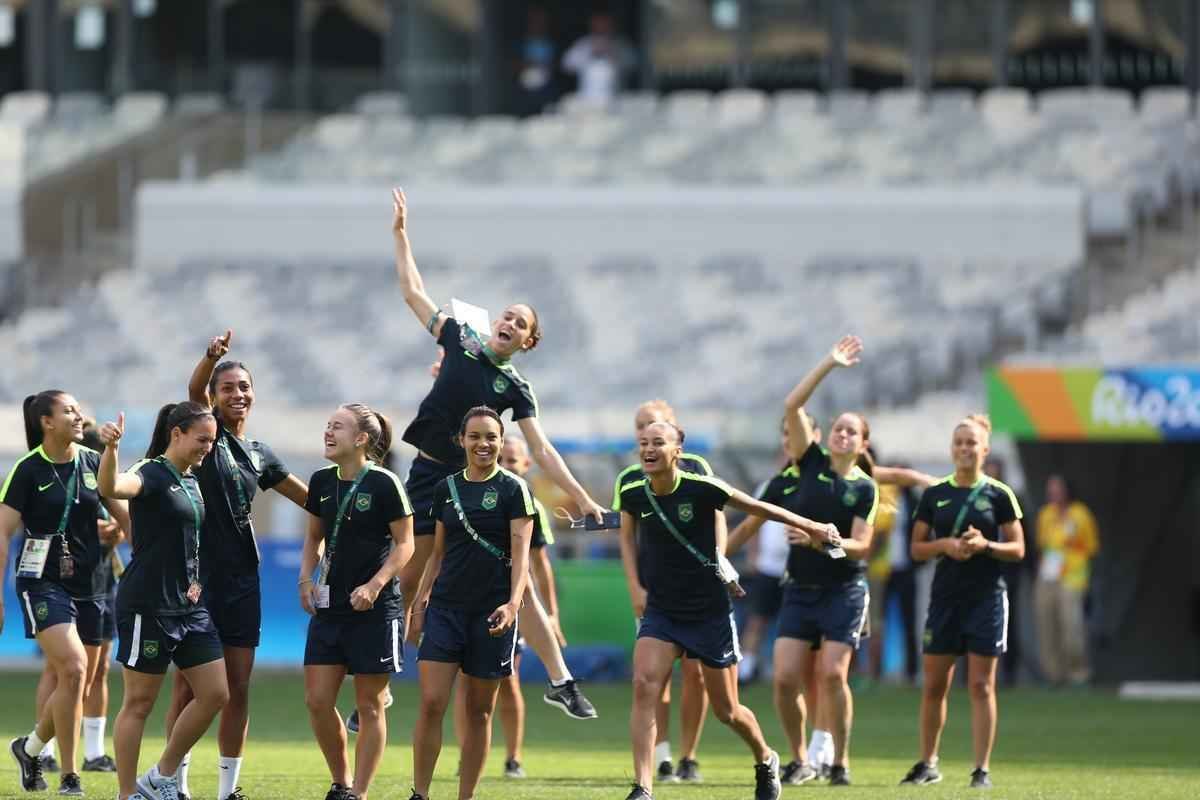 Jogadores do Brasil nunca atuaram no Mineiro e aproveitaram para tirar fotos e selfies