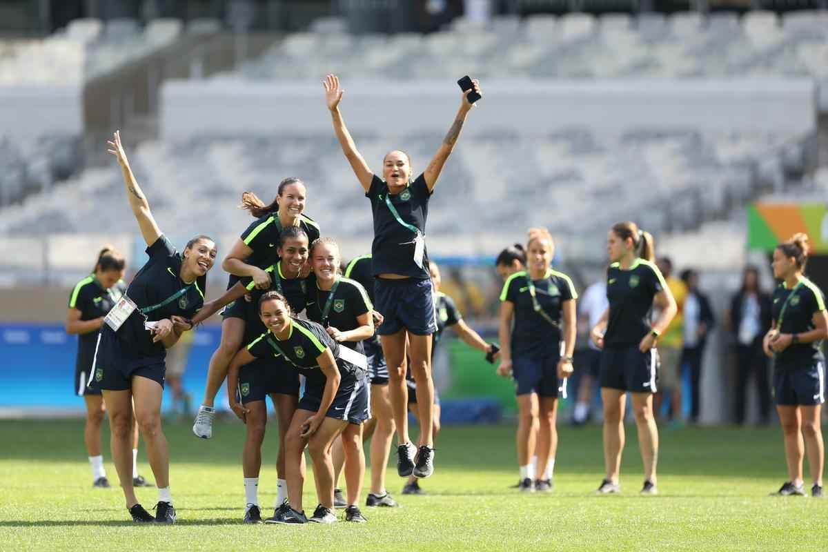 Jogadores do Brasil nunca atuaram no Mineiro e aproveitaram para tirar fotos e selfies