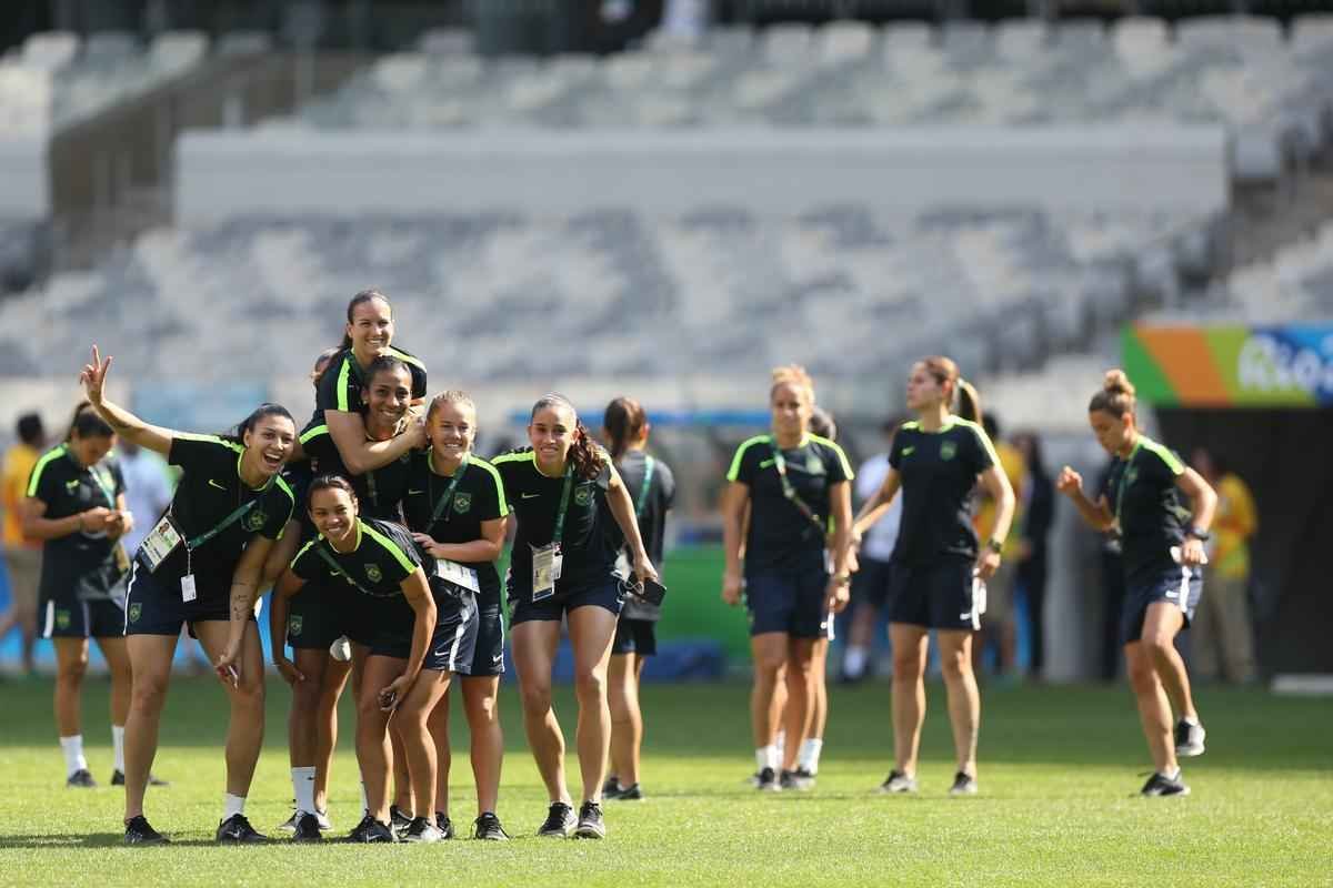 Jogadores do Brasil nunca atuaram no Mineiro e aproveitaram para tirar fotos e selfies