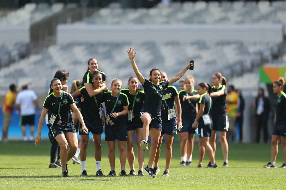 Jogadores do Brasil nunca atuaram no Mineiro e aproveitaram para tirar fotos e selfies