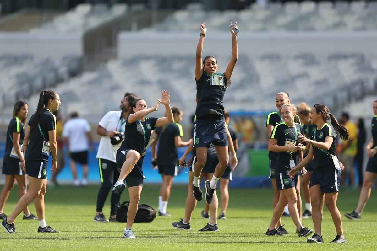 Jogadores do Brasil nunca atuaram no Mineiro e aproveitaram para tirar fotos e selfies