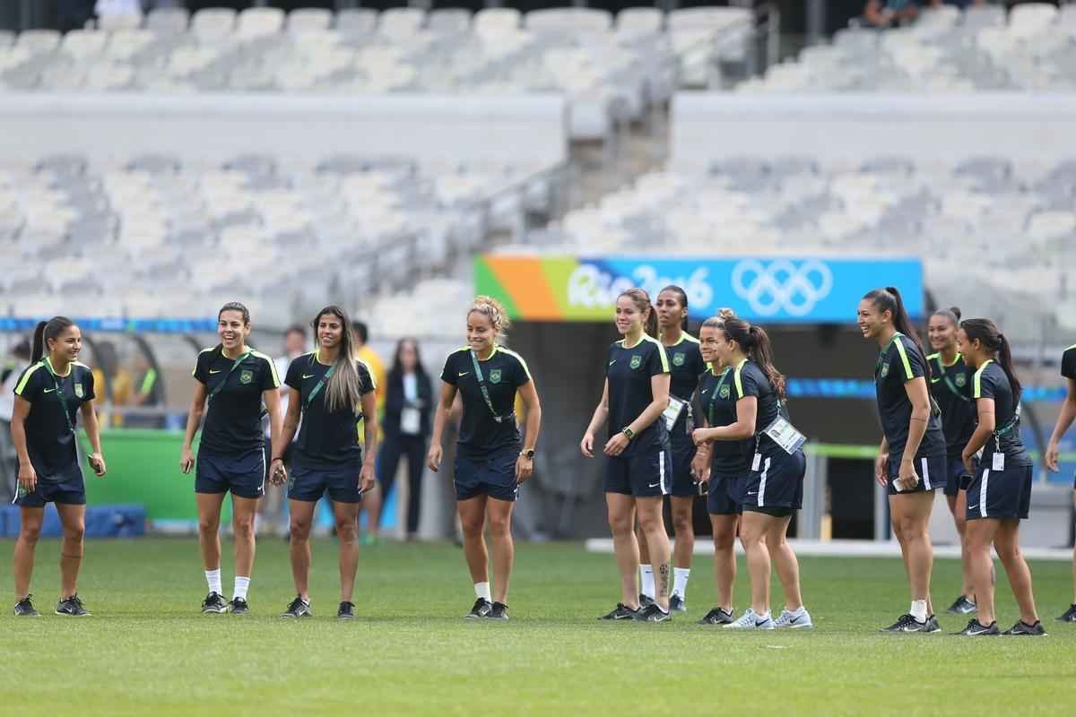Jogadores do Brasil nunca atuaram no Mineiro e aproveitaram para tirar fotos e selfies