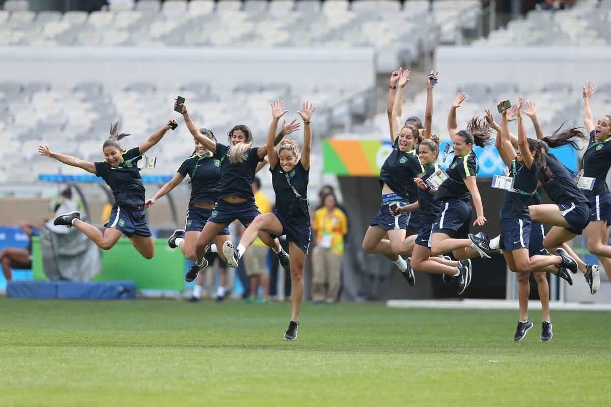 Jogadores do Brasil nunca atuaram no Mineiro e aproveitaram para tirar fotos e selfies