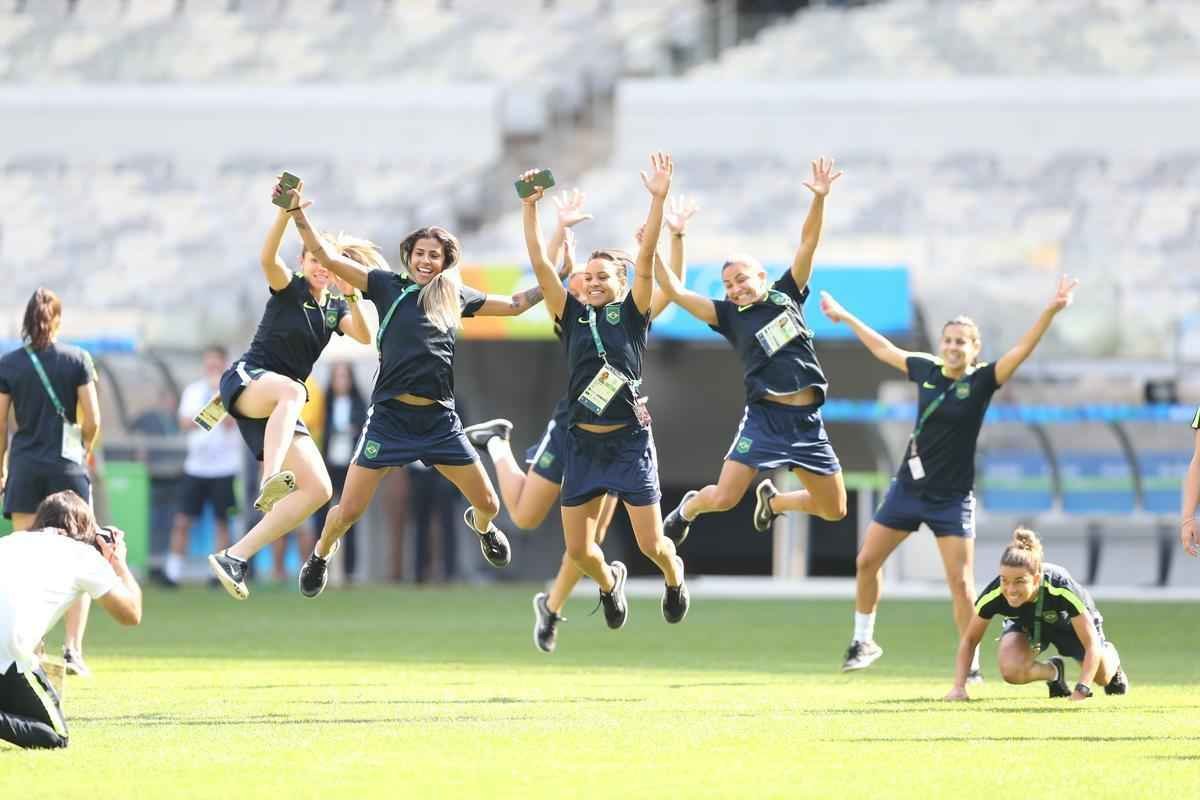 Jogadores do Brasil nunca atuaram no Mineiro e aproveitaram para tirar fotos e selfies
