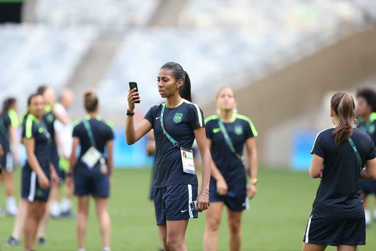 Jogadores do Brasil nunca atuaram no Mineiro e aproveitaram para tirar fotos e selfies