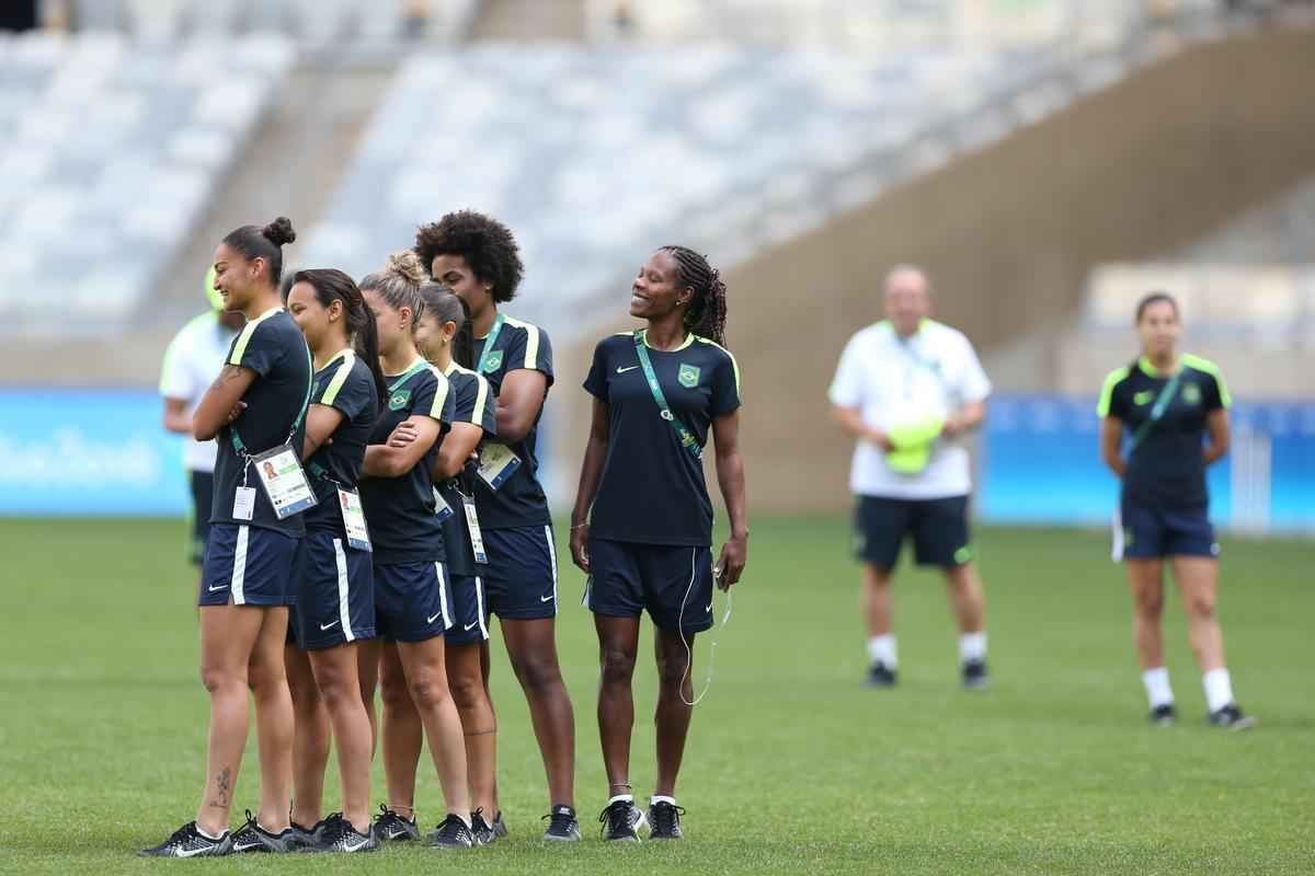 Jogadores do Brasil nunca atuaram no Mineiro e aproveitaram para tirar fotos e selfies