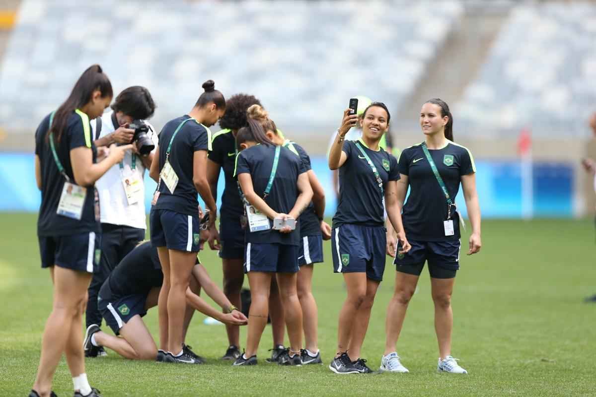 Jogadores do Brasil nunca atuaram no Mineiro e aproveitaram para tirar fotos e selfies