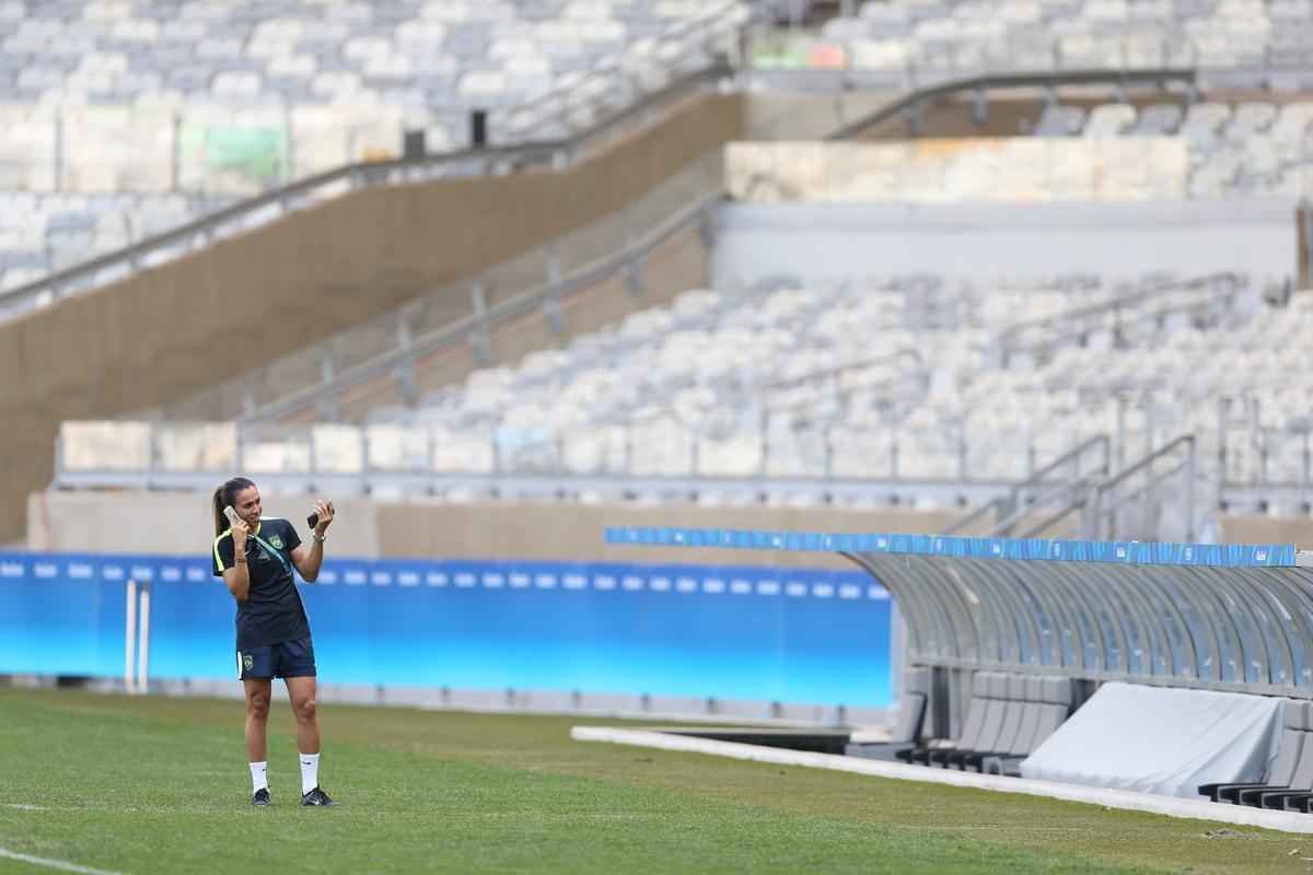 Jogadores do Brasil nunca atuaram no Mineiro e aproveitaram para tirar fotos e selfies
