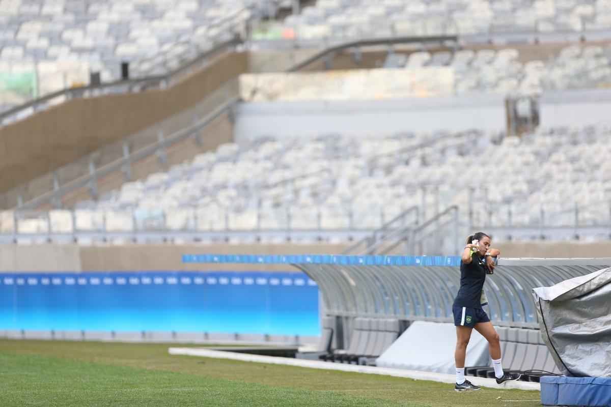Jogadores do Brasil nunca atuaram no Mineiro e aproveitaram para tirar fotos e selfies