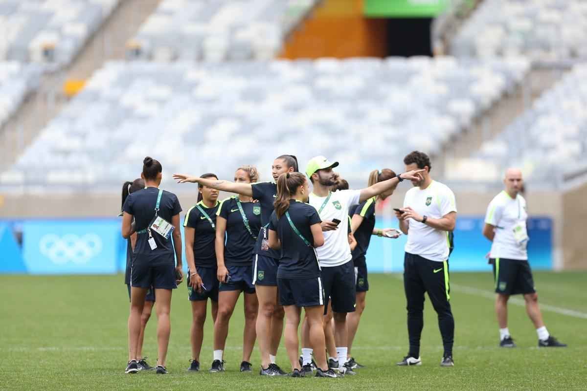 Jogadores do Brasil nunca atuaram no Mineiro e aproveitaram para tirar fotos e selfies