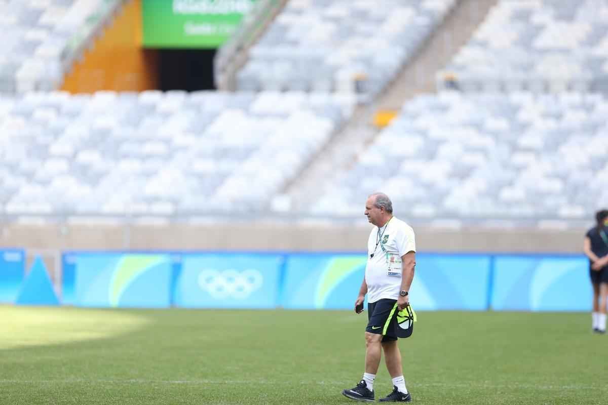 Jogadores do Brasil nunca atuaram no Mineiro e aproveitaram para tirar fotos e selfies