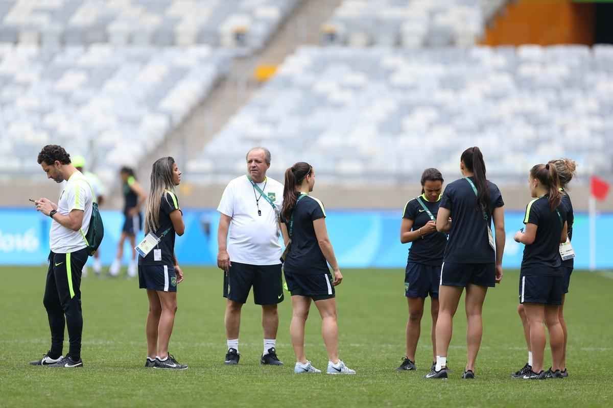 Jogadores do Brasil nunca atuaram no Mineiro e aproveitaram para tirar fotos e selfies