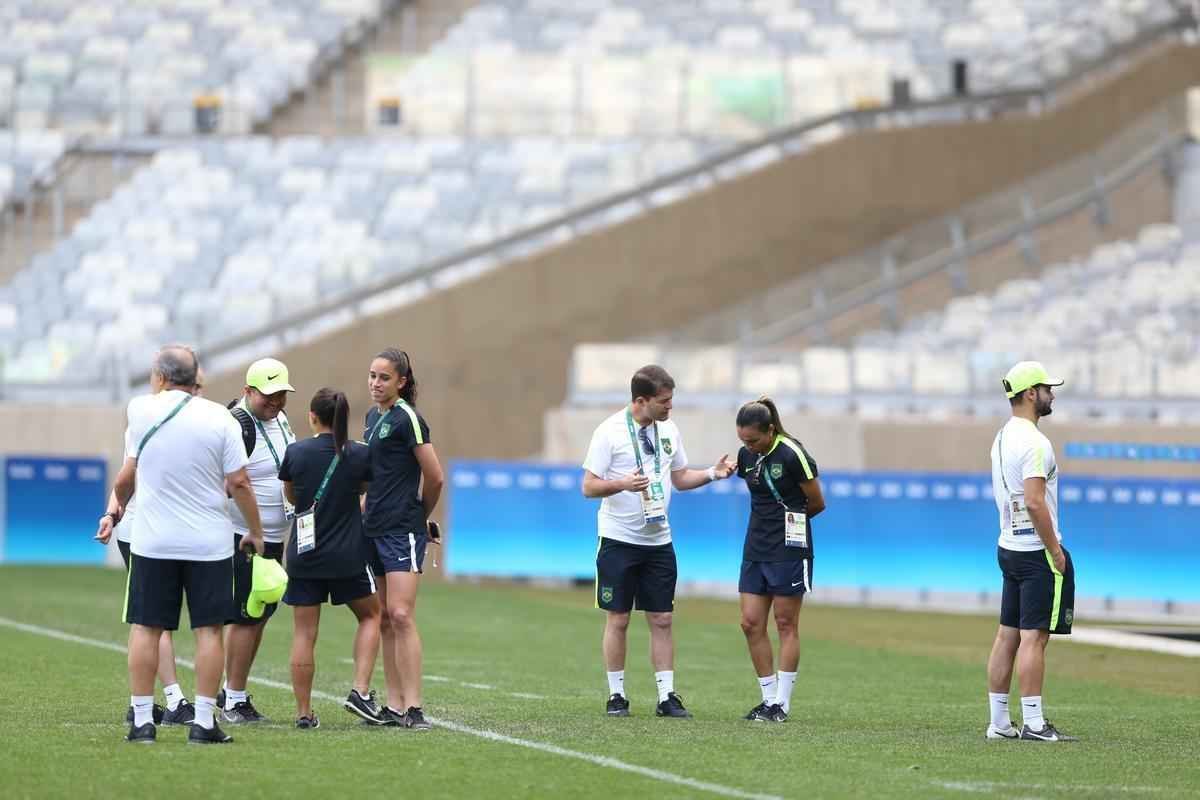 Jogadores do Brasil nunca atuaram no Mineiro e aproveitaram para tirar fotos e selfies