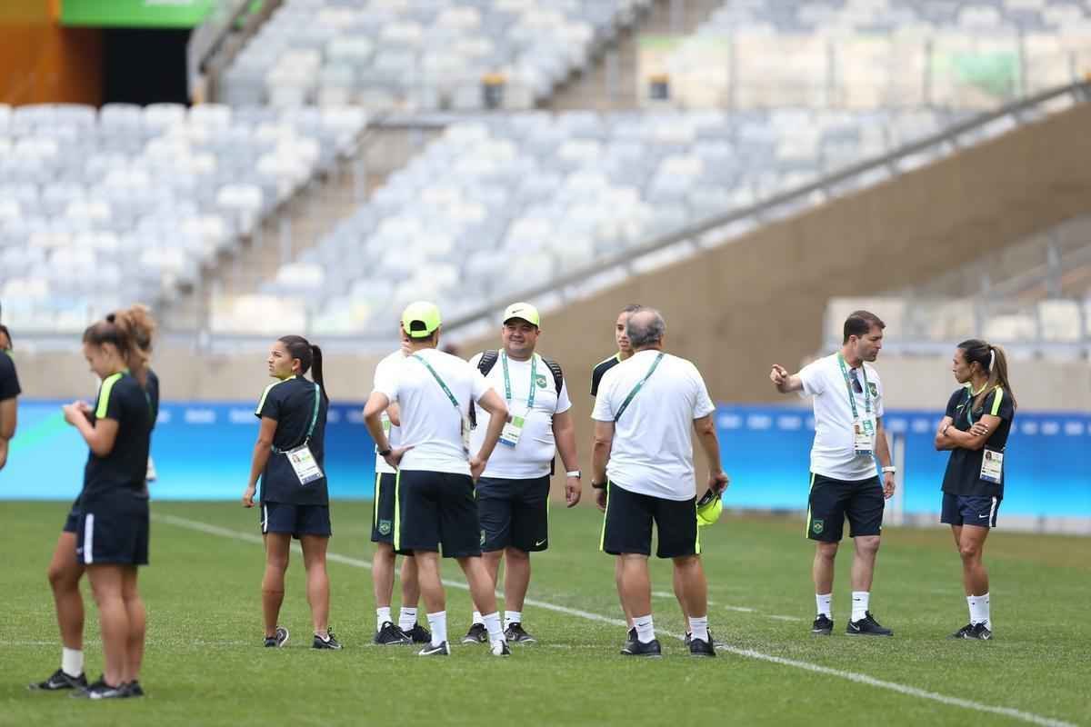 Jogadores do Brasil nunca atuaram no Mineiro e aproveitaram para tirar fotos e selfies