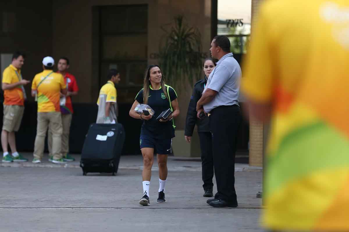 Jogadoras da Seleo Brasileira Feminina de Futebol tiraram fotos com fs na sada do hotel