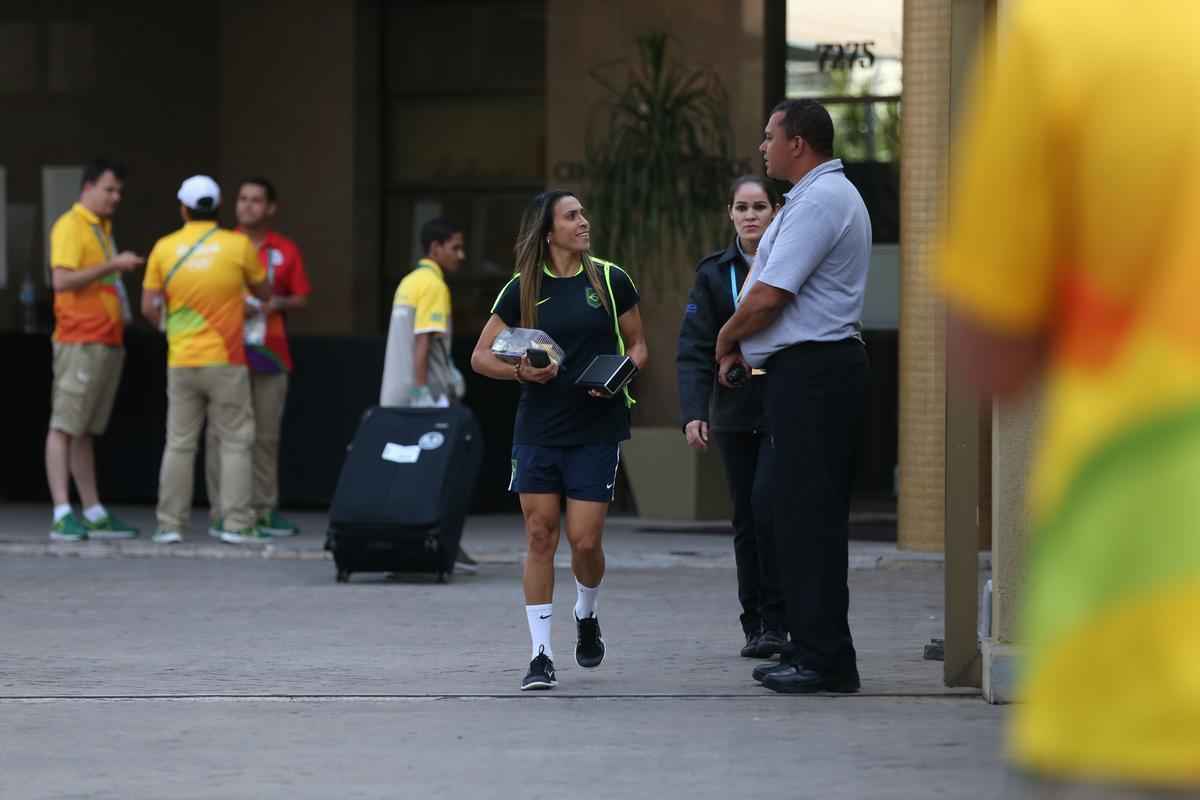 Jogadoras da Seleo Brasileira Feminina de Futebol tiraram fotos com fs na sada do hotel