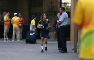 Jogadoras da Seleo Brasileira Feminina de Futebol tiraram fotos com fs na sada do hotel