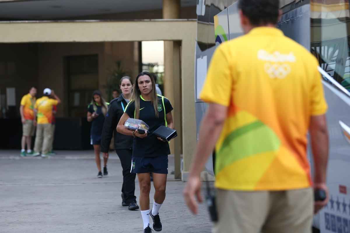 Jogadoras da Seleo Brasileira Feminina de Futebol tiraram fotos com fs na sada do hotel