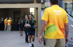 Jogadoras da Seleo Brasileira Feminina de Futebol tiraram fotos com fs na sada do hotel