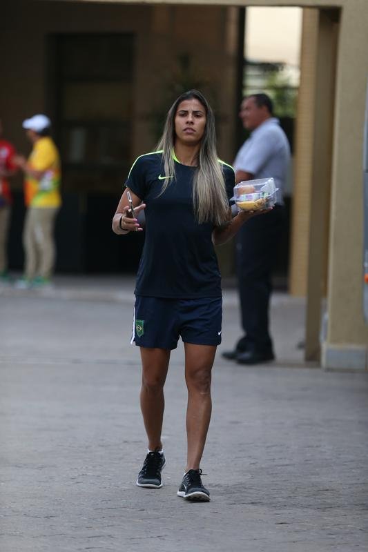 Jogadoras da Seleo Brasileira Feminina de Futebol tiraram fotos com fs na sada do hotel