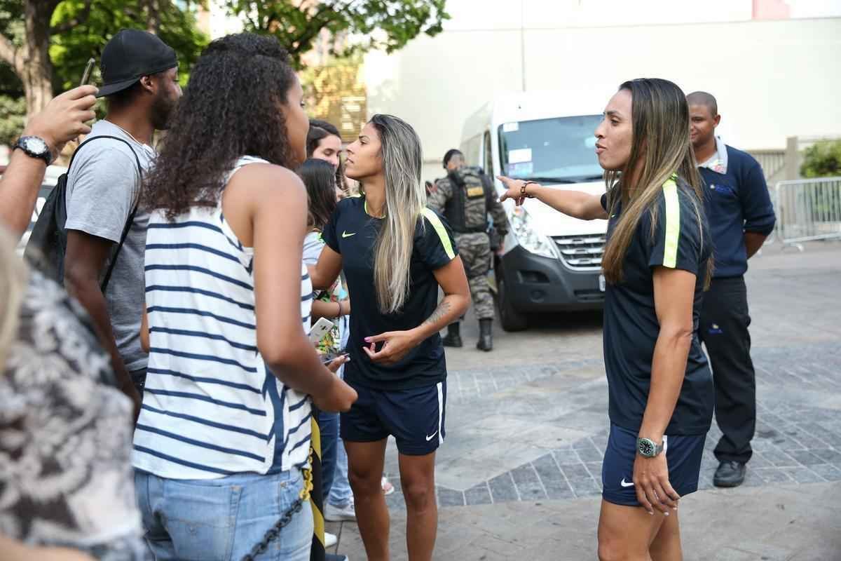 Jogadoras da Seleo Brasileira Feminina de Futebol tiraram fotos com fs na sada do hotel