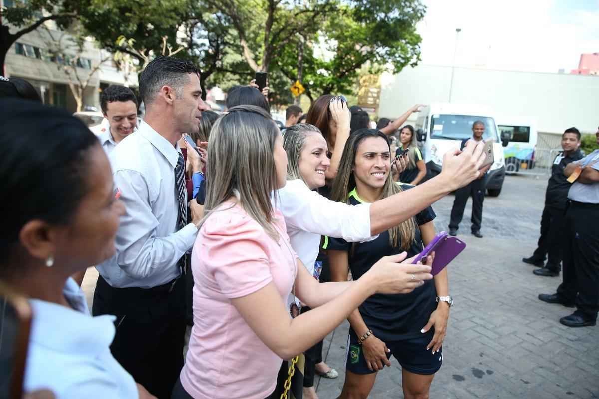 Jogadoras da Seleo Brasileira Feminina de Futebol tiraram fotos com fs na sada do hotel