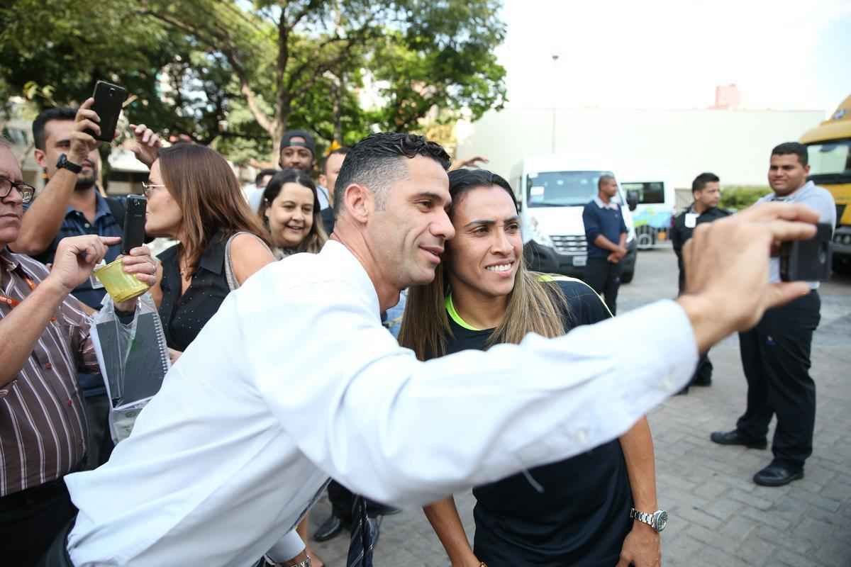 Jogadoras da Seleo Brasileira Feminina de Futebol tiraram fotos com fs na sada do hotel