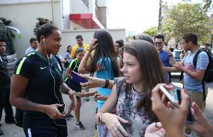 Jogadoras da Seleo Brasileira Feminina de Futebol tiraram fotos com fs na sada do hotel