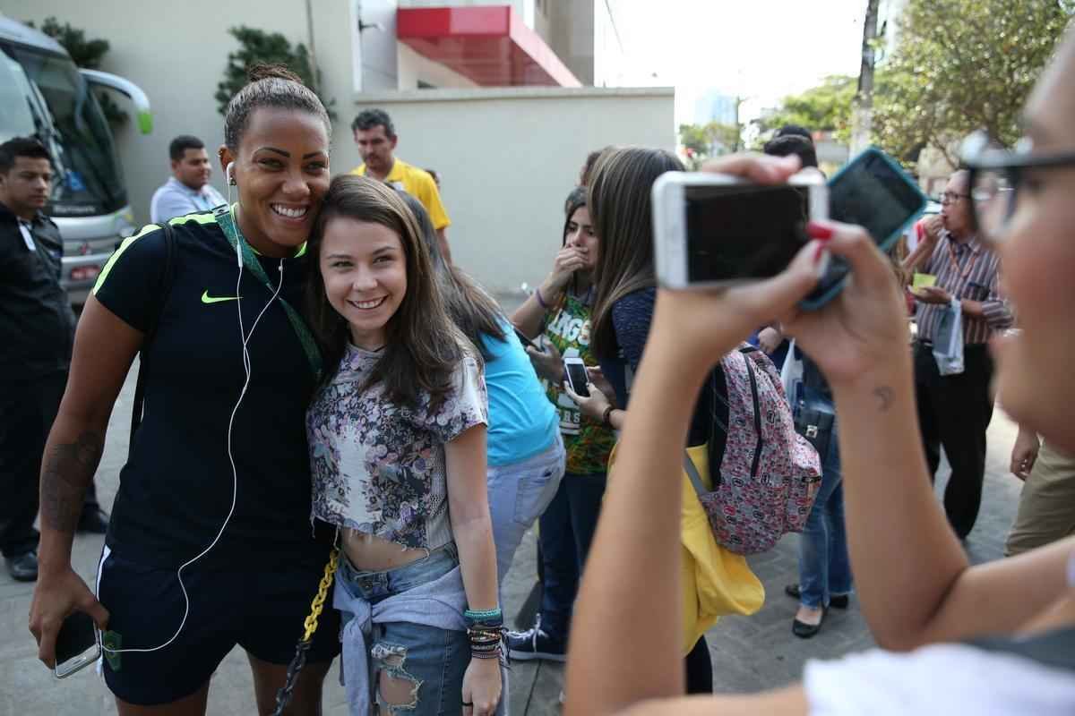 Jogadoras da Seleo Brasileira Feminina de Futebol tiraram fotos com fs na sada do hotel