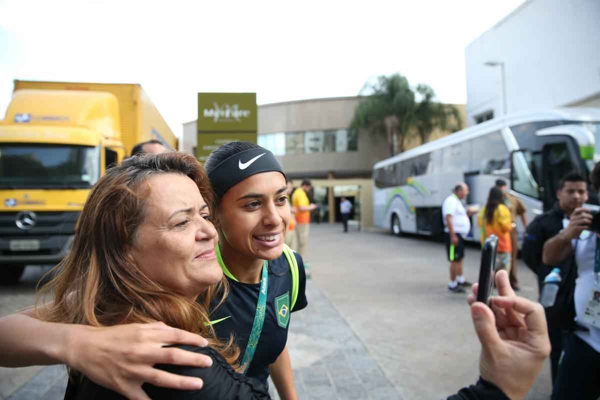 Jogadoras da Seleo Brasileira Feminina de Futebol tiraram fotos com fs na sada do hotel