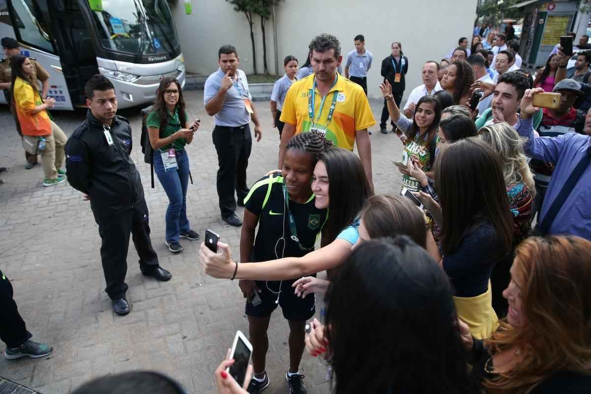 Jogadoras da Seleo Brasileira Feminina de Futebol tiraram fotos com fs na sada do hotel