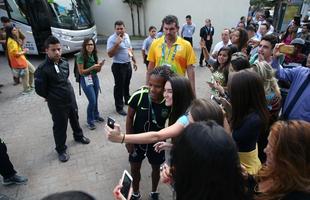Jogadoras da Seleo Brasileira Feminina de Futebol tiraram fotos com fs na sada do hotel