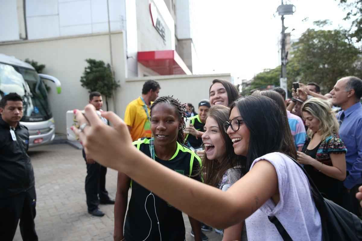 Jogadoras da Seleo Brasileira Feminina de Futebol tiraram fotos com fs na sada do hotel