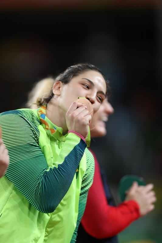Judoca brasileira comemora no pdio armado na Arena Carioca 2
